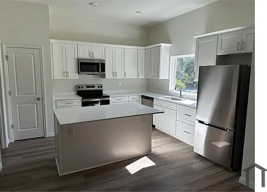 4 bed, 1863 sqft, $2,900 — Photo 2
