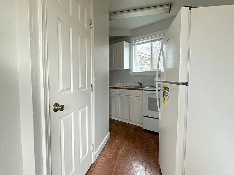 Davis Place Apartments — Photo 12