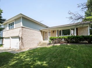 1296 W New Britton Dr, Hoffman Estates, IL 60192