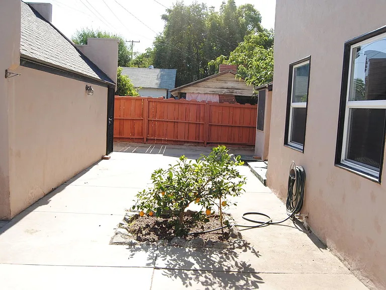 114 Flower St — Photo 24
