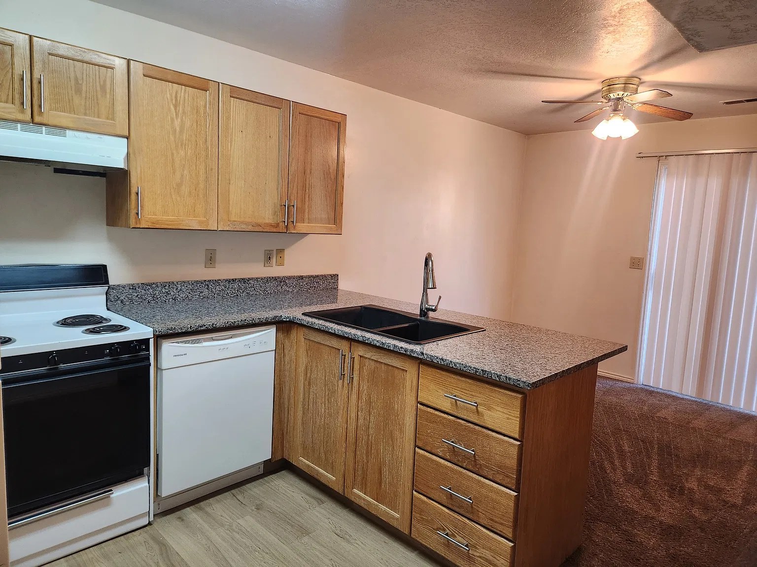 2 bed, 1.5 bath, 1000 sqft, $1,200 — Photo 2