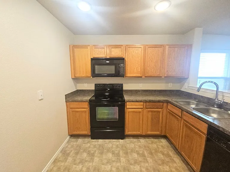 2404 Clairborne Dr — Photo 5