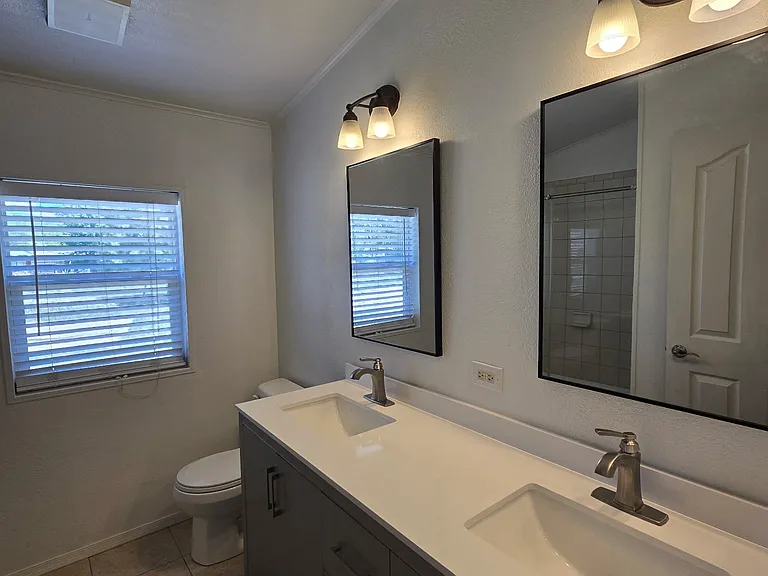 1015 La Vega Ln — Photo 2