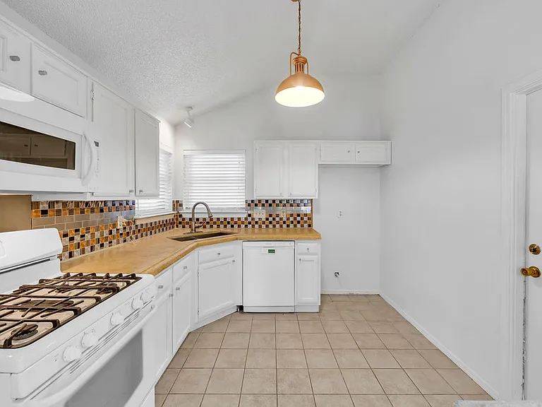 608 Rancho Dr — Photo 10