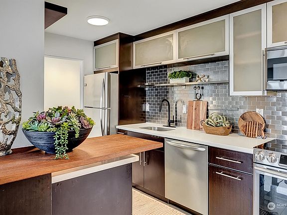 5th image of 320 Melrose Avenue E #305