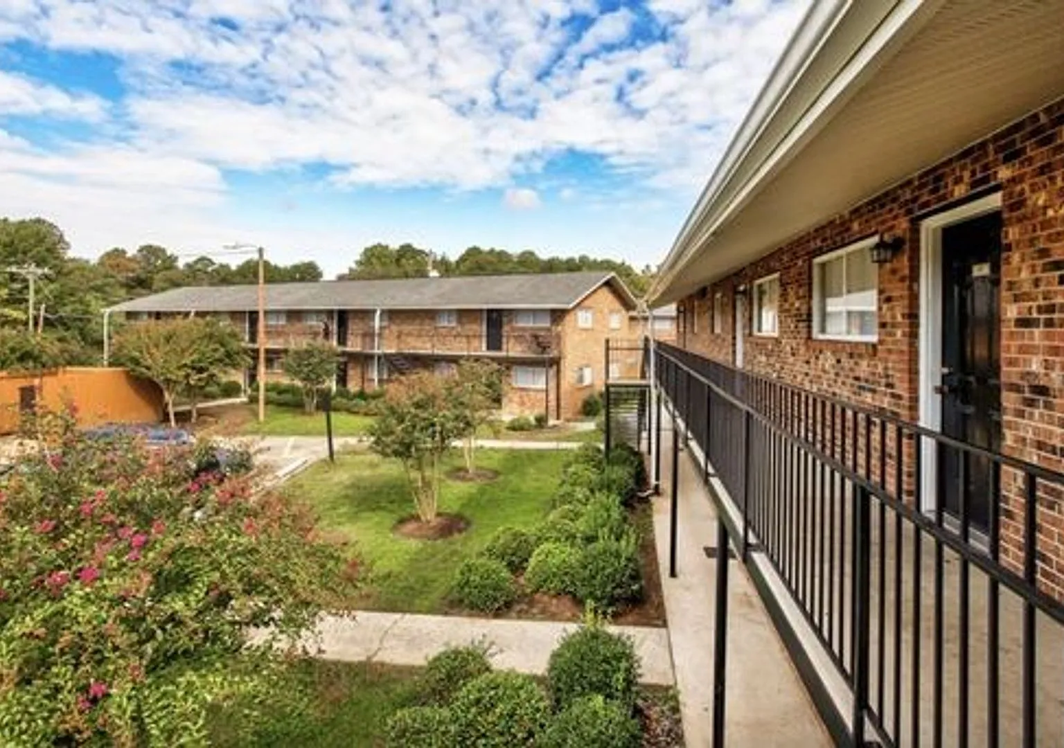 Rolling Hills Apartments — Photo 1