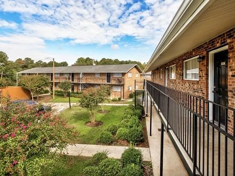 Rolling Hills Apartments — Photo 1