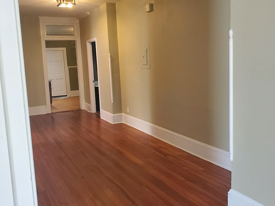 Large foyer area!! Wonderful space to utilize!