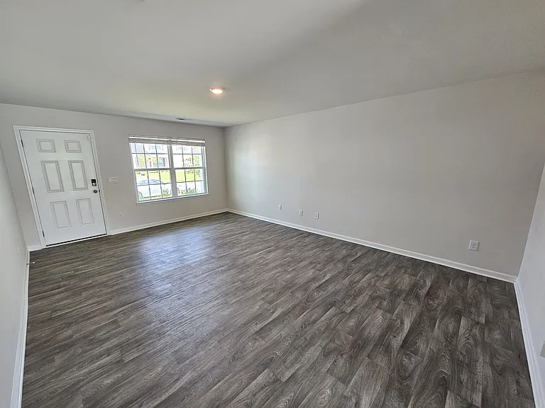 102 Mansfield Ct — Photo 2
