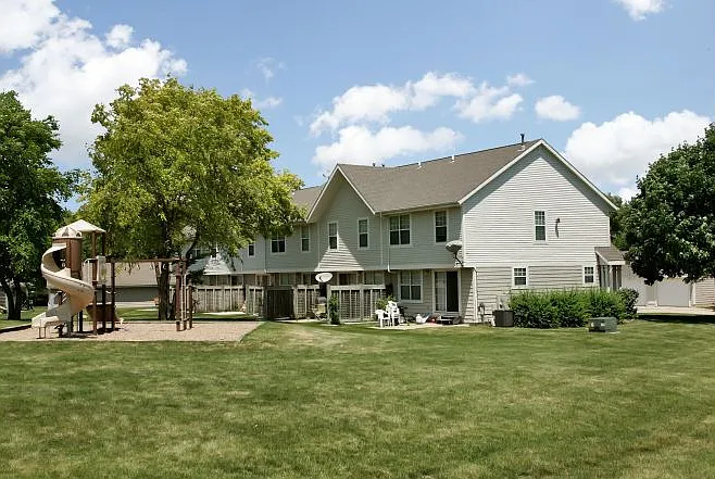 Ashworth Pointe & Foxboro Townhomes — Photo 33
