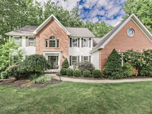 225 Linwood Ln, Aurora, OH 44202