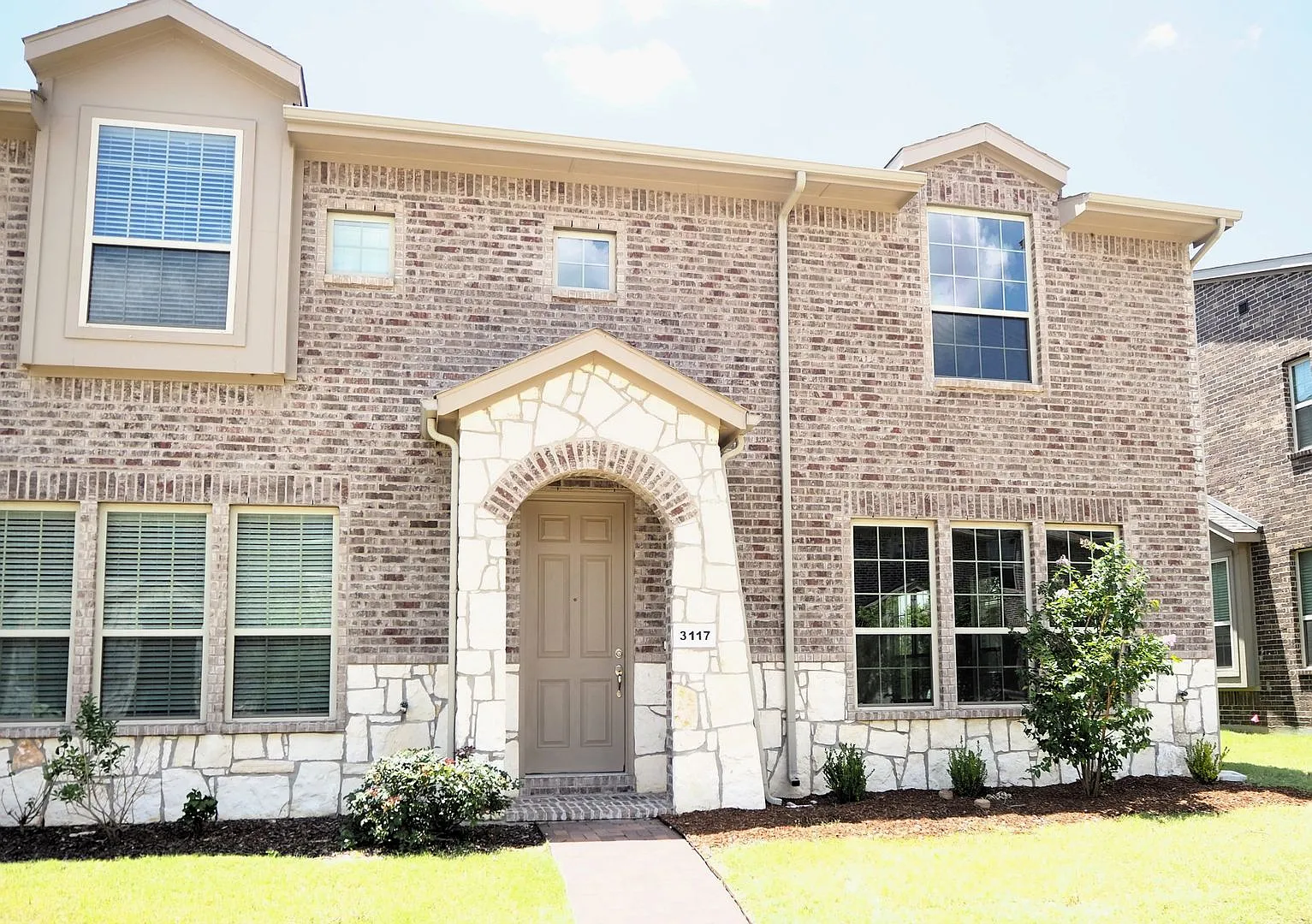 Like NEW 3 Bed 3 Bath Townhouse in Denton — Photo 2