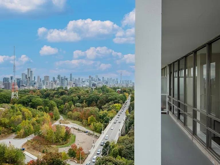330 Spadina Rd — Photo 5
