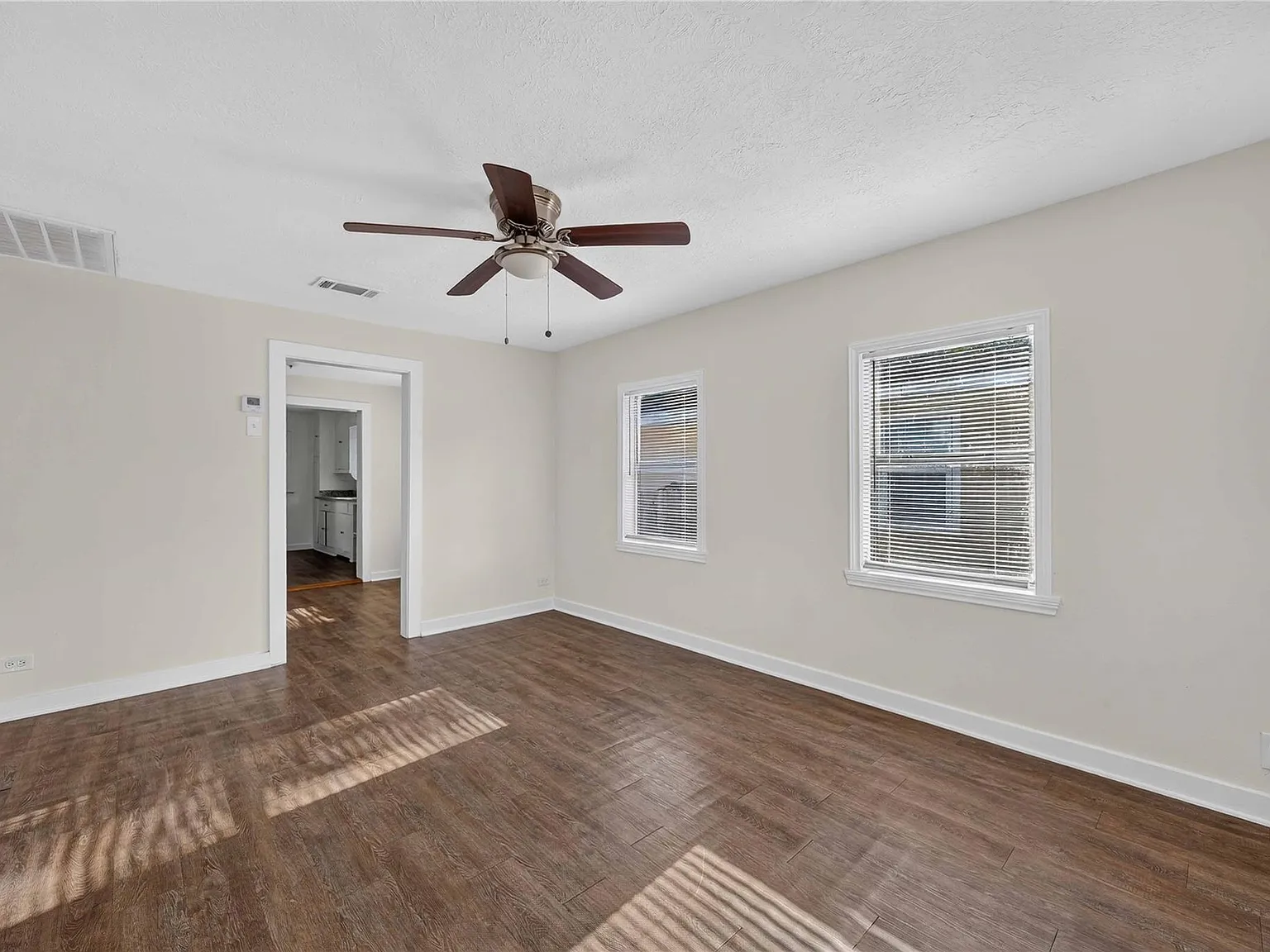 2 bed, 1.0 bath, 932 sqft, $1,450 — Photo 4