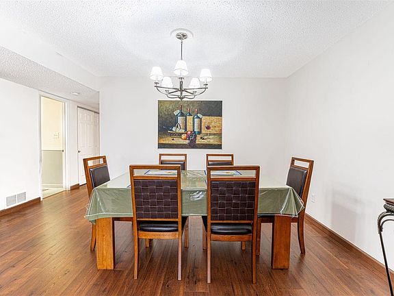 3rd image of 942 Guelbreth Ln APT 300