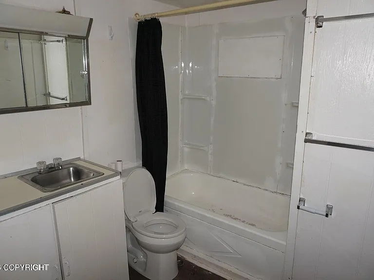 2605 E 50th Ave #4 — Photo 3