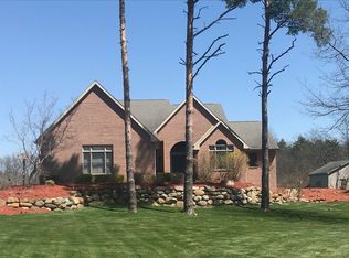 1606 White Cliff Dr, Howell, MI