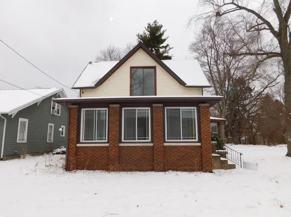 226 W Pleasant St, Watervliet, MI 49098
