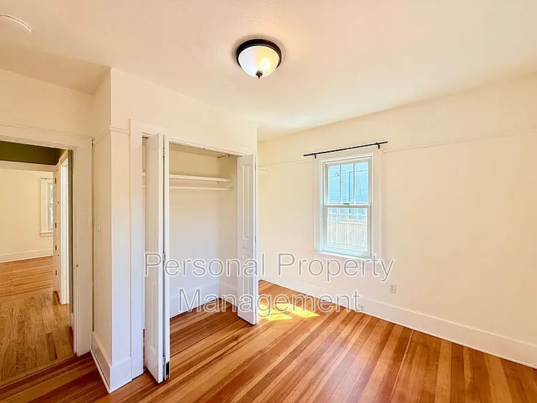 209 W 35th St — Photo 11
