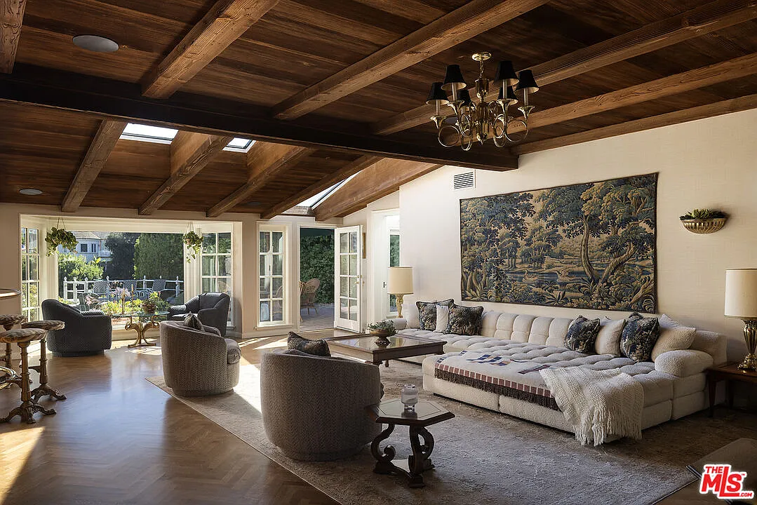 6 bed, 9.0 bath, 6581 sqft, $60,000 — Photo 4