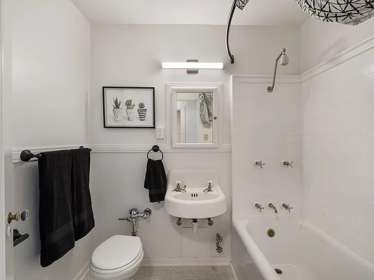 Comfortable Urban Living in a Classic Brick Building Near UW & Light Rail — Photo 10