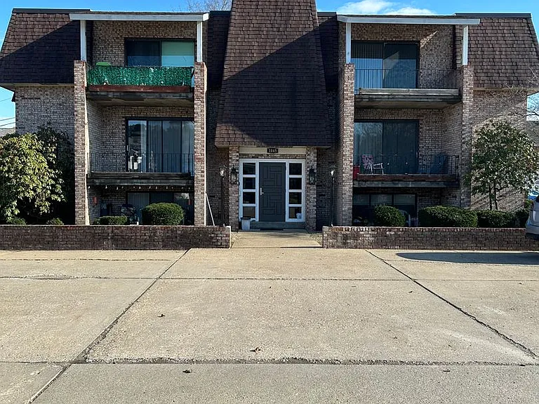 1045 Turnpike St — Photo 1