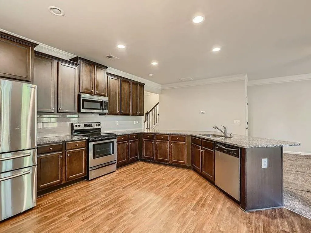 3 bed, 2.5 bath, 2012 sqft, $2,300 — Photo 4