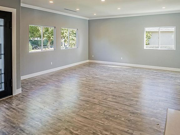 5th image of 19148 Oxnard St