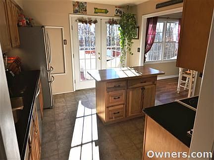 Kitchen (View 2)
