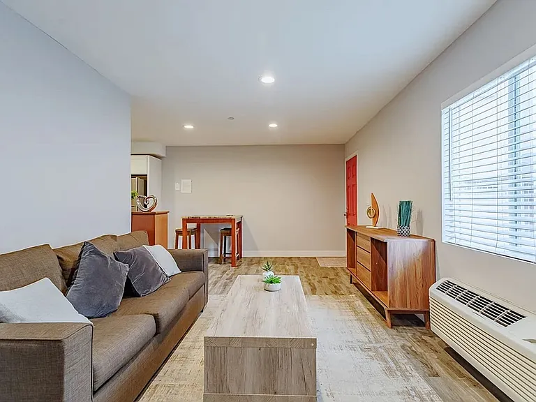 1252 W 37th Dr — Photo 5