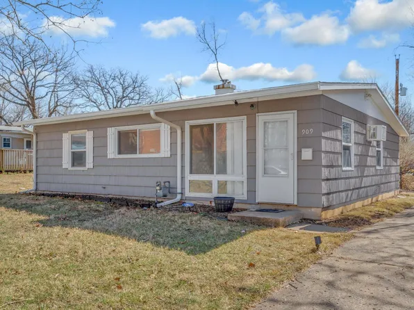 909 SW 31st St, Topeka, KS 66611