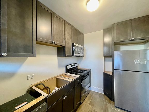 2nd image of 2542 W Thorndale Ave
