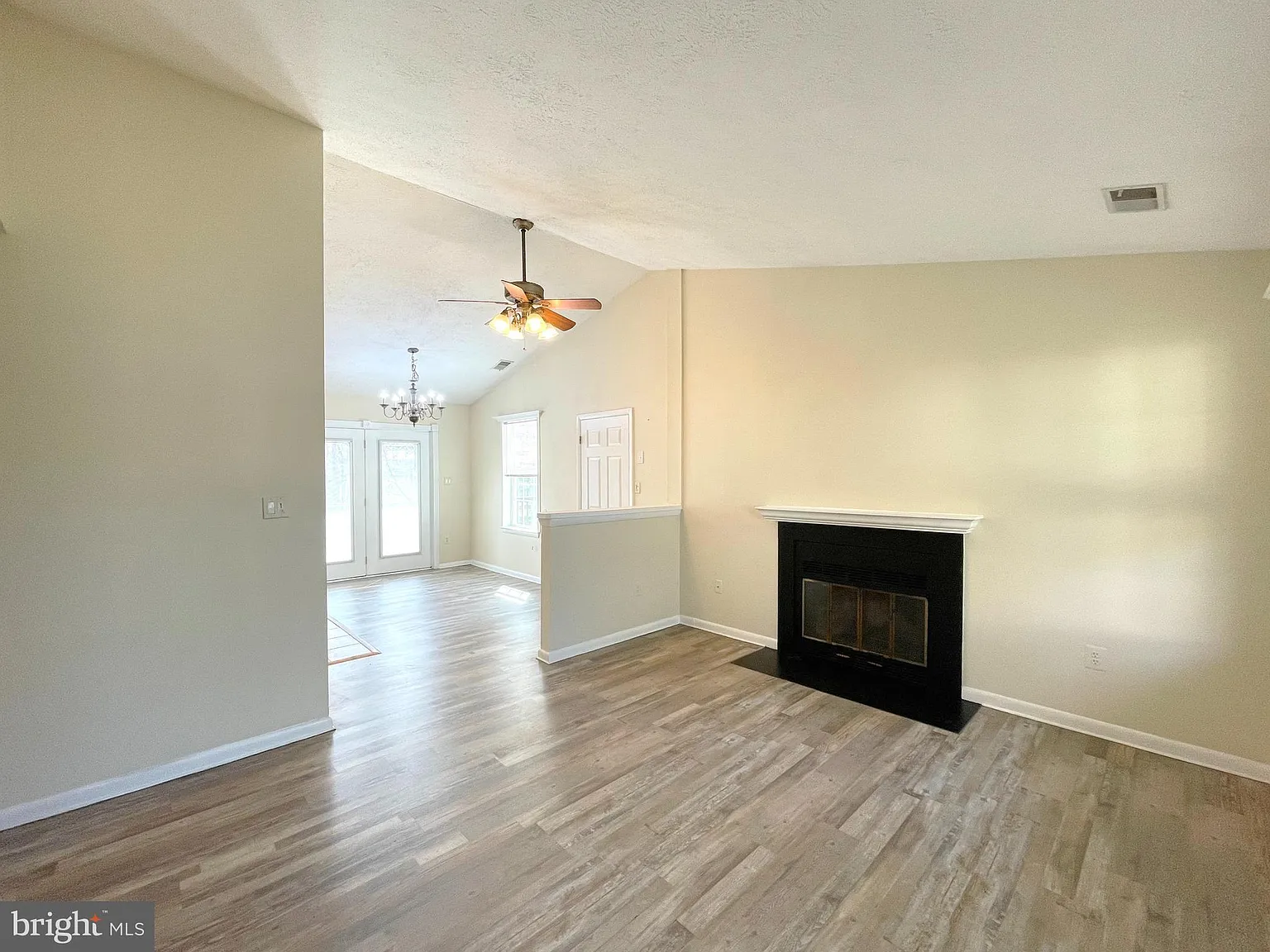 4 bed, 1.0 bath, 1368 sqft, $2,295 — Photo 3