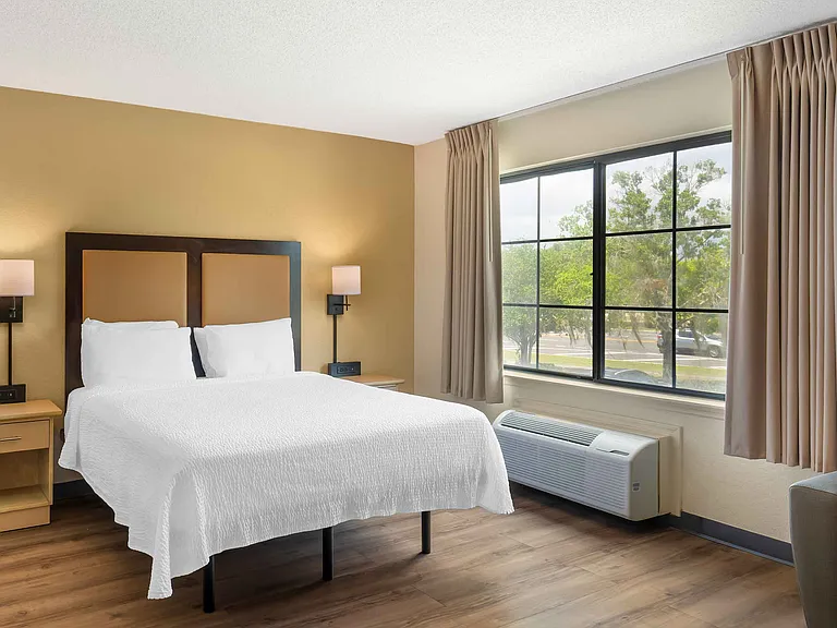Deluxe Studio - 1 Queen Bed