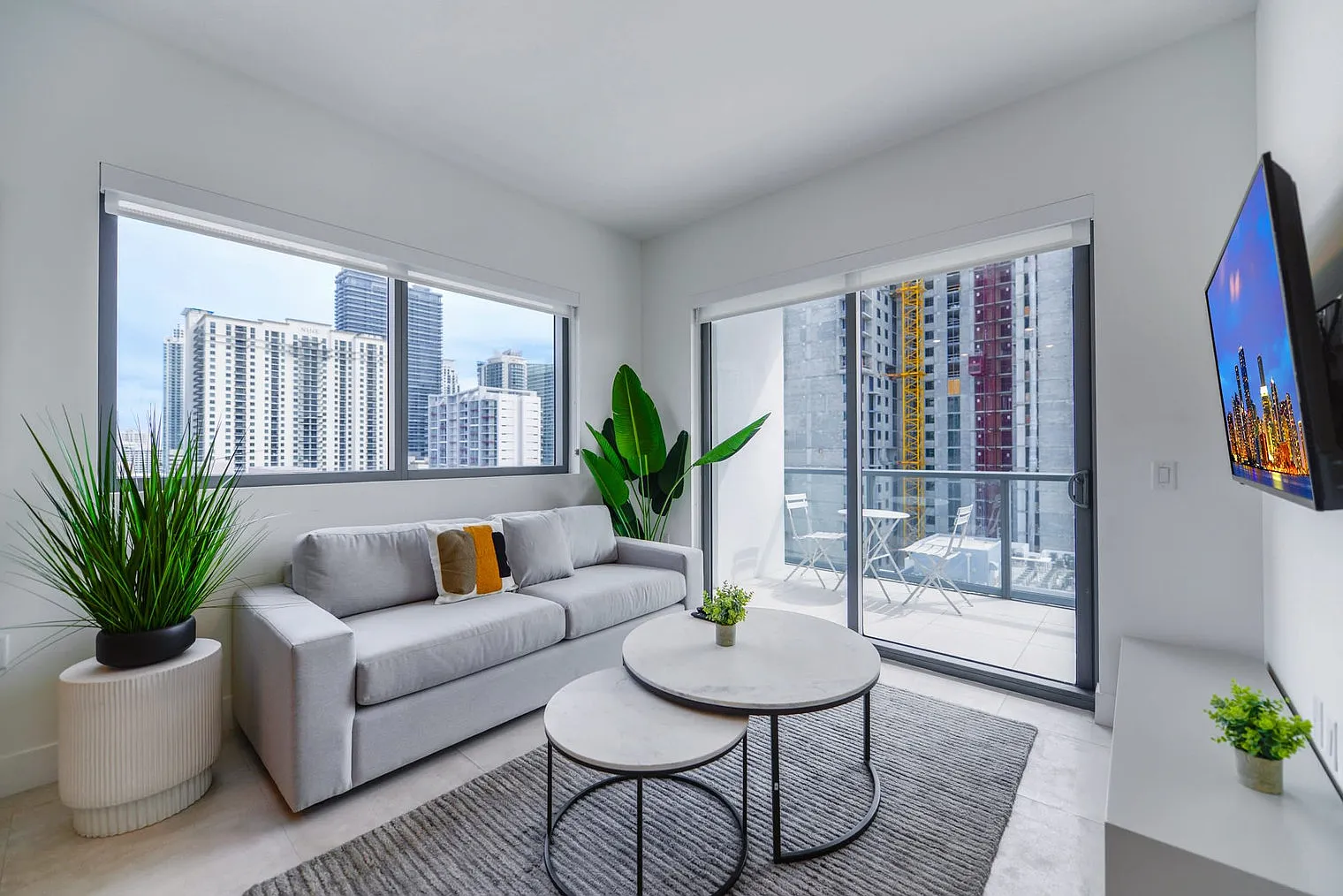 1 bed, 1.0 bath, 570 sqft, $6,585 — Photo 1