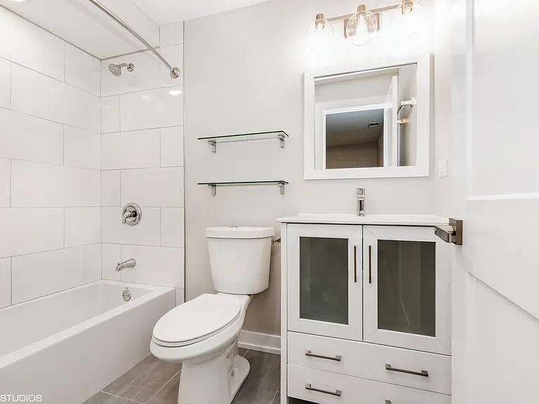 2nd bedroom's full attached bathroom