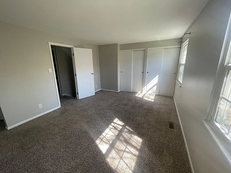 2109 Wellington Ct — Photo 7