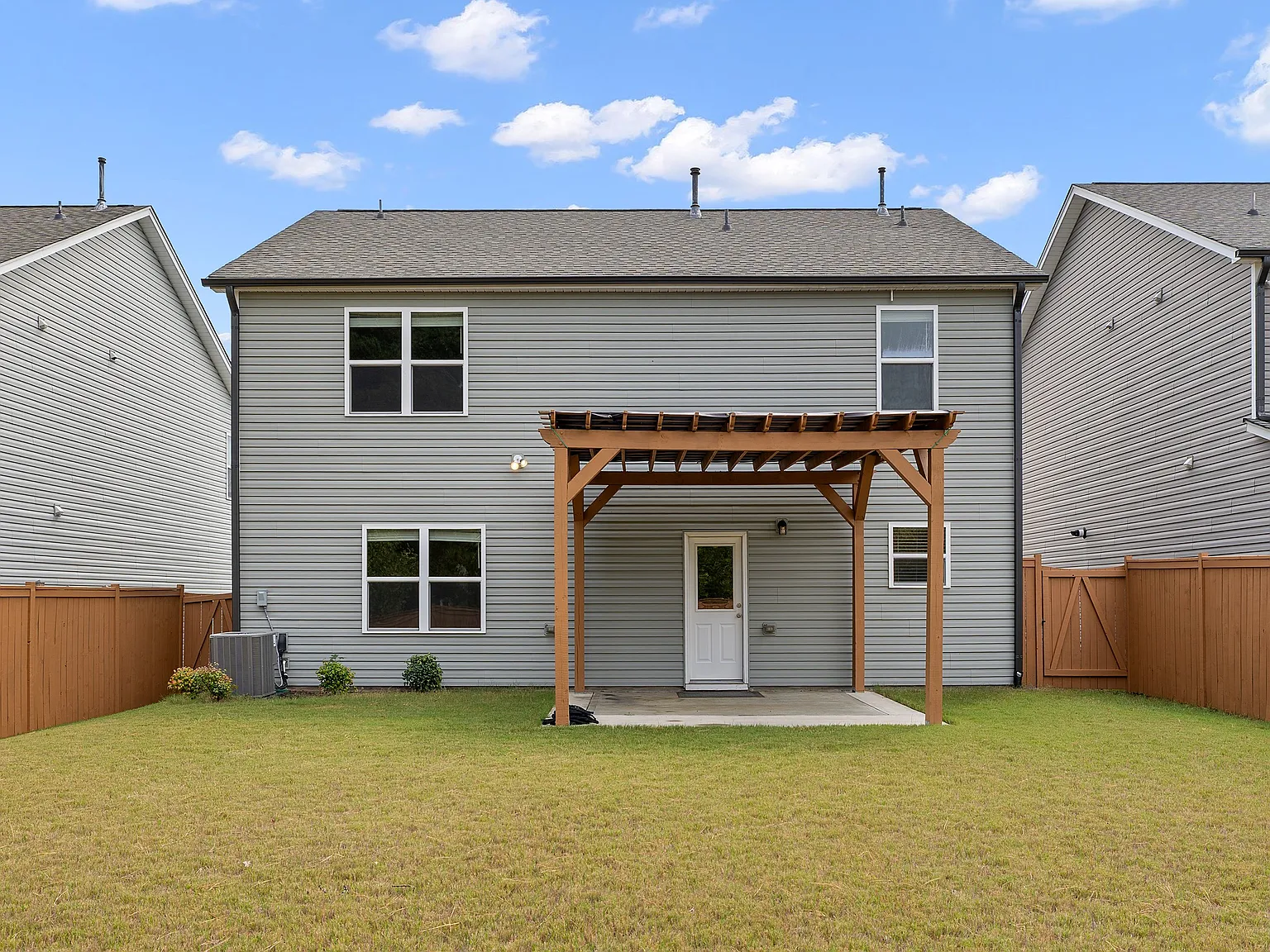 4 bed, 2.5 bath, 2287 sqft, $2,500 — Photo 2