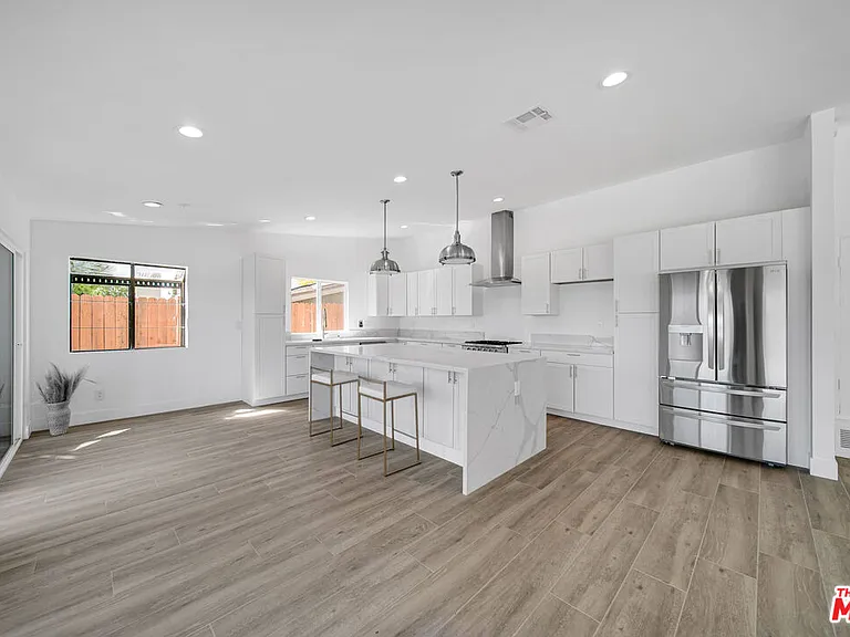 23500 Aetna St — Photo 5
