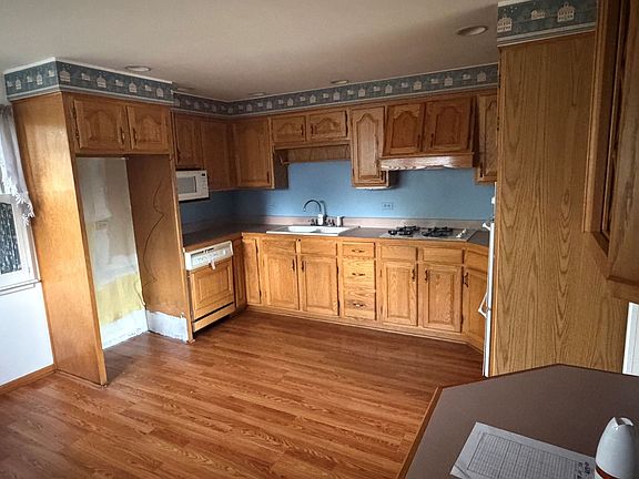 4th image of 15239 Hamlin Ave
