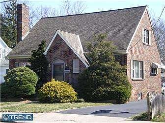 1st image of 932 W Mill St