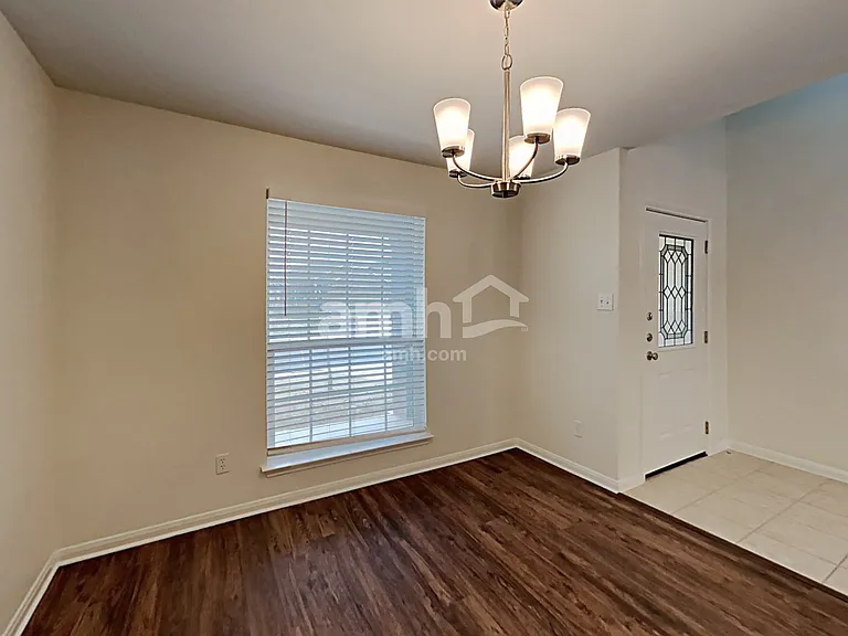 1038 Lauren St — Photo 9