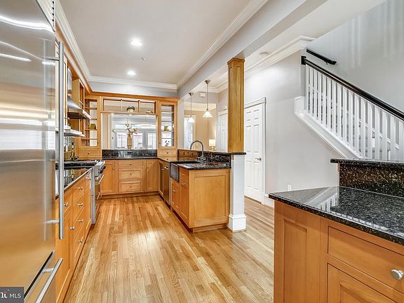 4th image of 122 Queen St