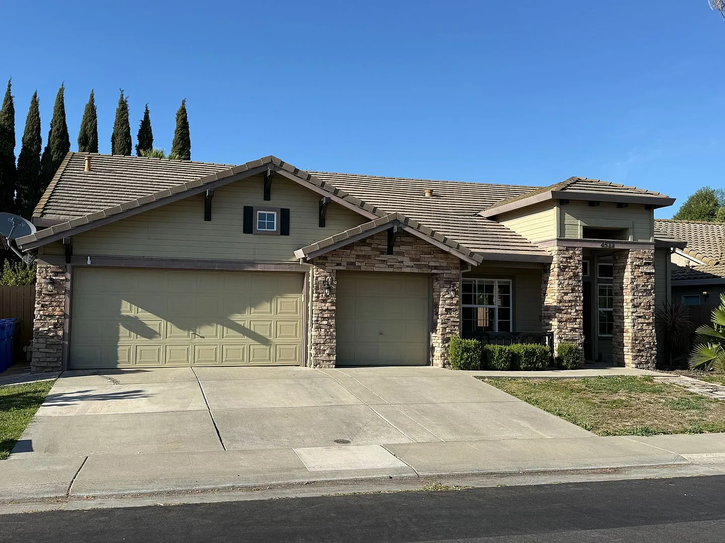 Spectacular 4/2 Elk Grove W/Salt Water Pool! (Please Read Ad For Showing Requirements)! — Photo 2