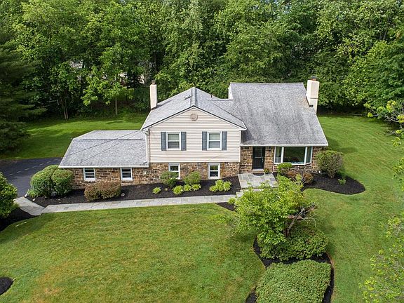 2nd image of 816 Warren Rd