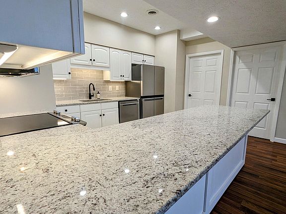 4th image of 200 E Main St #302
