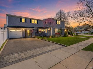 2 Sutton Place, Massapequa, NY 11758