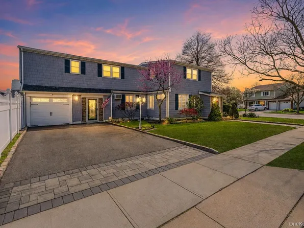 2 Sutton Place, Massapequa, NY 11758