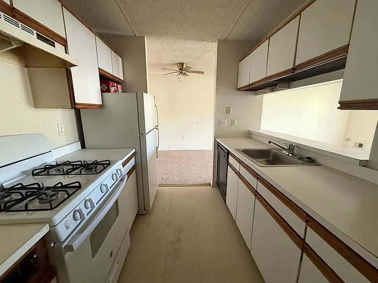81 Colonial Ct #81 — Photo 7