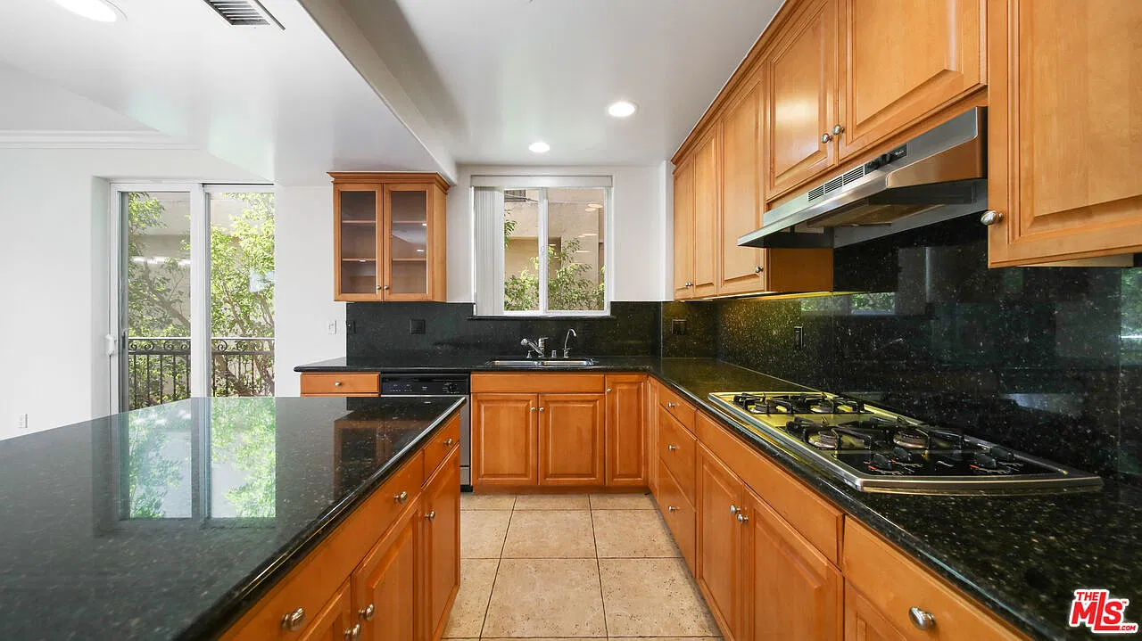 2 bed, 2.5 bath, 1700 sqft, $4,850 — Photo 3